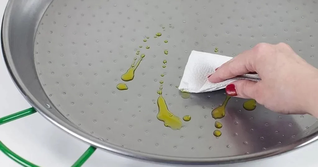 Limpieza y mantenimiento de una paellera